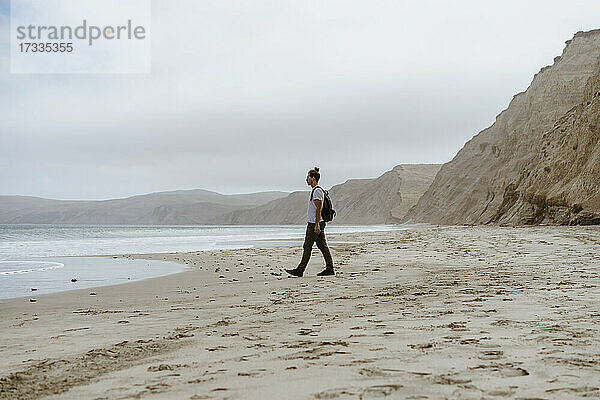 Mann  der am Strand von Point Reyes in Kalifornien  USA  am Meer spazieren geht