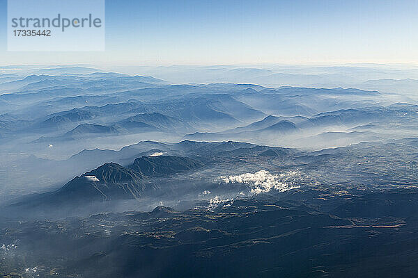 Luftaufnahme der in Nebel gehüllten Berge