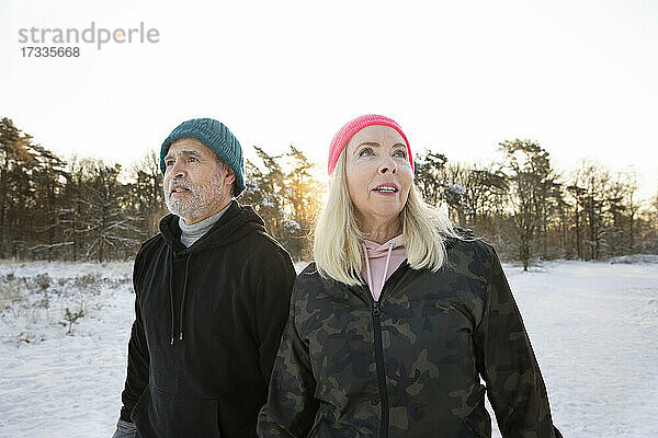 Älteres Paar trägt warme Kleidung im Winter