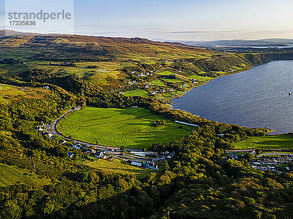 UK  Schottland  Luftaufnahme eines Dorfes am Ufer der Uig Bay
