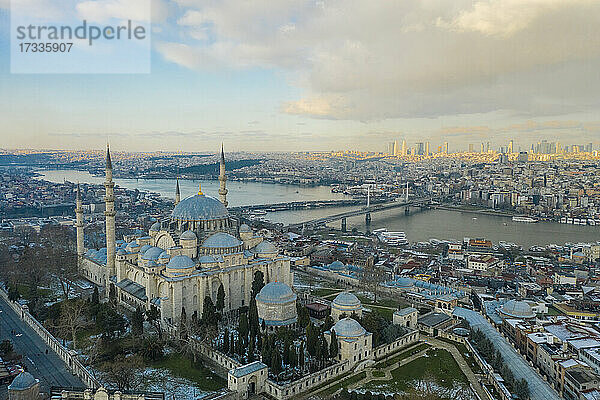 Türkei  Istanbul  Luftaufnahme der Süleymaniye-Moschee mit dem Goldenen Horn im Hintergrund