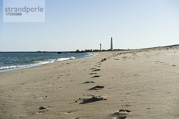 Fußabdruck auf Sand an einem sonnigen Tag