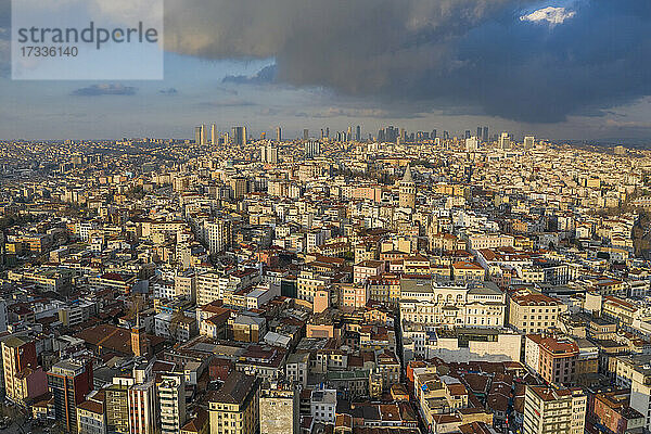 Türkei  Istanbul  Luftbild der Wolken über Beyoglu und Ortakoy Bereich