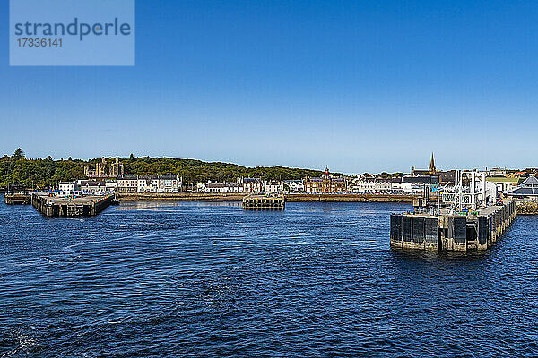 UK  Schottland  Stornoway  Klarer blauer Himmel über dem Hafen der Küstenstadt