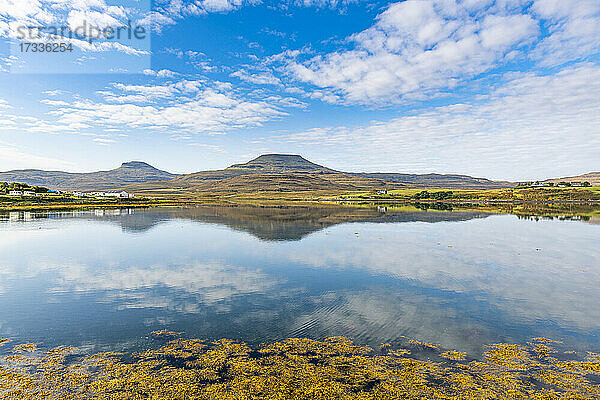 UK  Schottland  Blick auf Wolken und Berge  die sich im Loch Dunvegan spiegeln