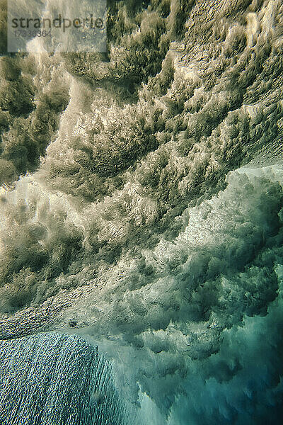 Unterwasseransicht einer Meereswelle
