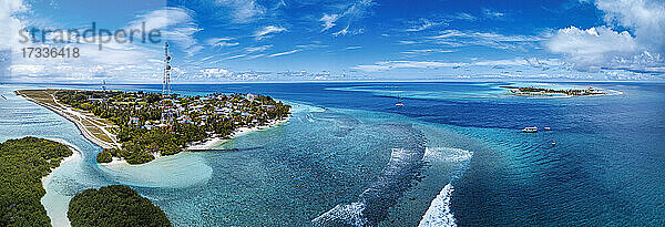Thulusdhoo Island inmitten des blauen Meeres im Kaafu-Atoll  Malediven
