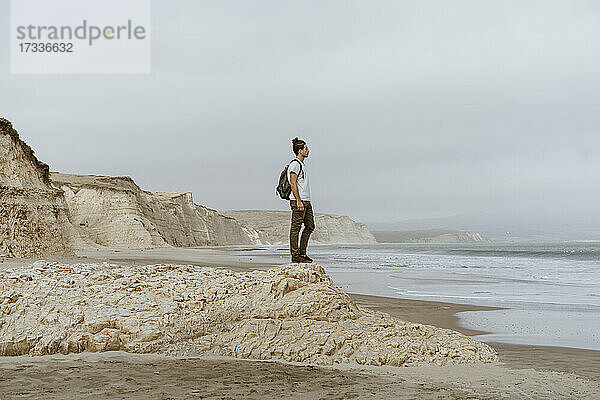 Mann steht auf einem Felsen am Strand von Point Reyes  Kalifornien  USA