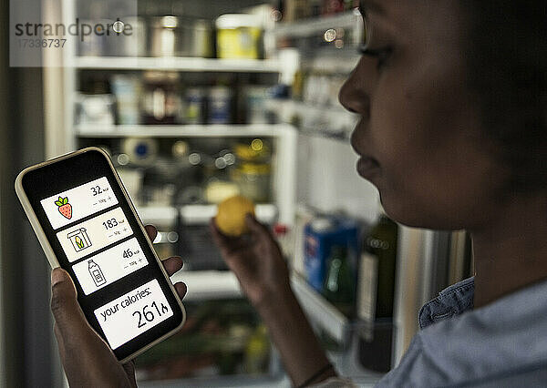 Frau zählt Kalorien über Smartphone-App zu Hause