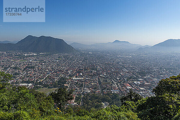 Mexiko  Veracruz  Orizaba  Blick vom Cerro del Borrego auf die Stadt darunter