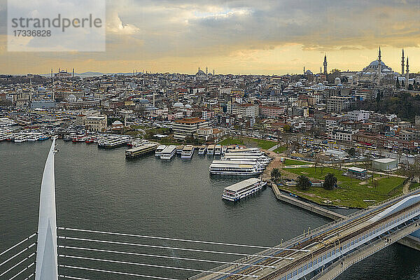 Türkei  Istanbul  Luftaufnahme der U-Bahn-Brücke über das Goldene Horn und der im Hafen vertäuten Boote