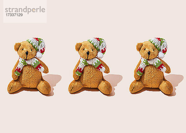 Studioaufnahme von drei anthropomorphen Teddybären mit Schals und Strickmützen