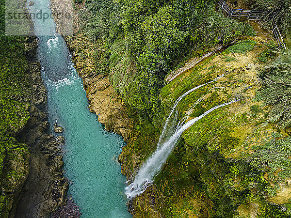 Luftaufnahme eines Wasserfalls an einem berühmten Naturdenkmal  Huasteca Potosi  Mexiko