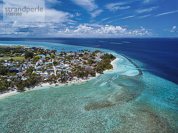 Häuser auf der Insel Thulusdhoo unter dem Himmel  Kaafu-Atoll  Malediven