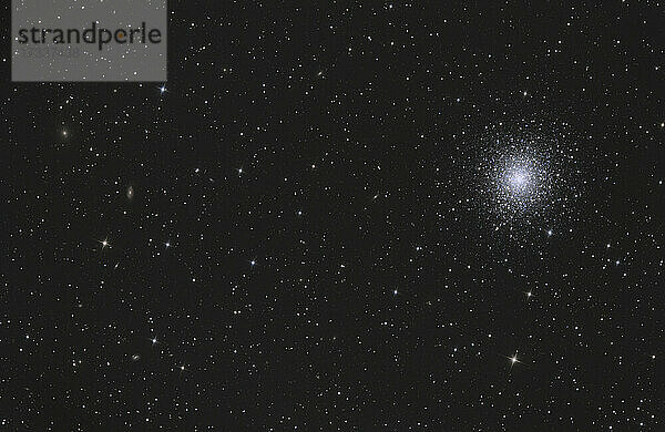 Astrofotografie des Kugelsternhaufens Messier 92 mit Galaxien