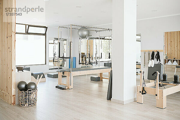 Pilates-Maschine und Trainingsgeräte im leeren Studio