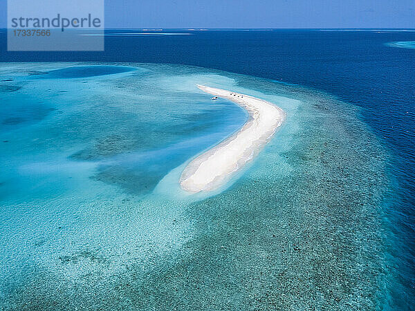 Malediven  Luftaufnahme einer kleinen Sandinsel vor der Küste des Indischen Ozeans im Sommer