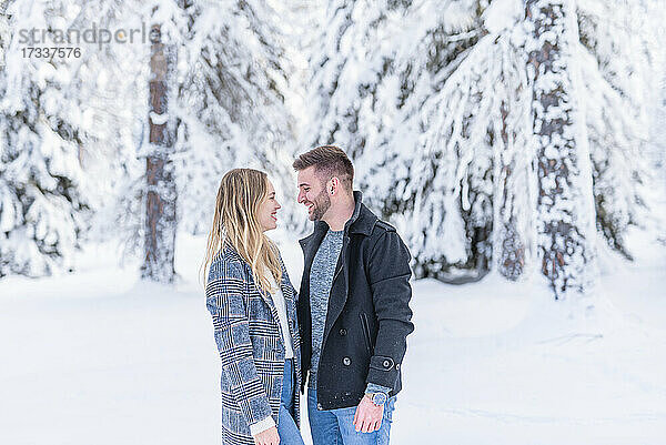 Lächelndes Paar  das sich im Winter ansieht