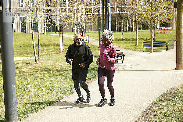 Paar joggt im öffentlichen Park