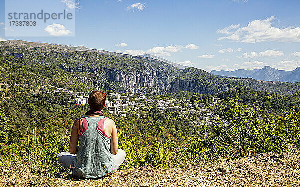 Griechenland  Epirus  Zagori  Wanderin bewundert den Wald um das Dorf im Vikos-Aoos-Nationalpark im Sommer