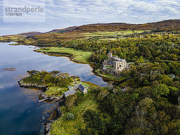 UK  Schottland  Dunvegan  Luftaufnahme von Dunvegan Castle und der umliegenden Landschaft