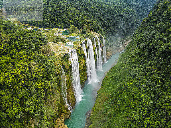 Cascada de Tamul-Wasserfälle im Wald  Huasteca Potosi  Mexiko
