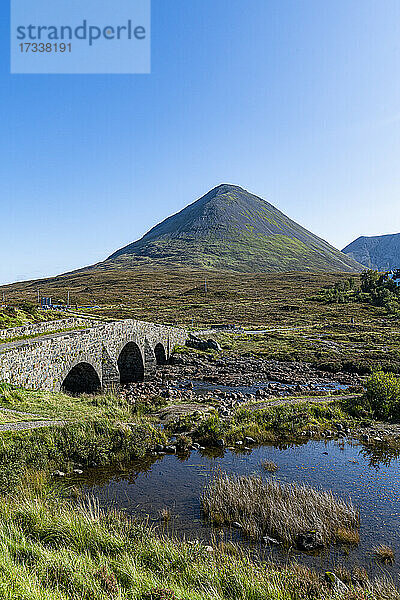 UK  Schottland  Sligachan  Sligachan Old Bridge mit Berg im Hintergrund