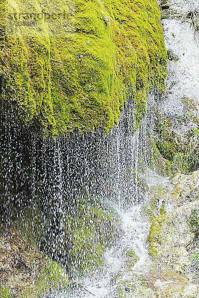 Dreimuhlen-Wasserfall  der einen moosbewachsenen Hang hinabstürzt