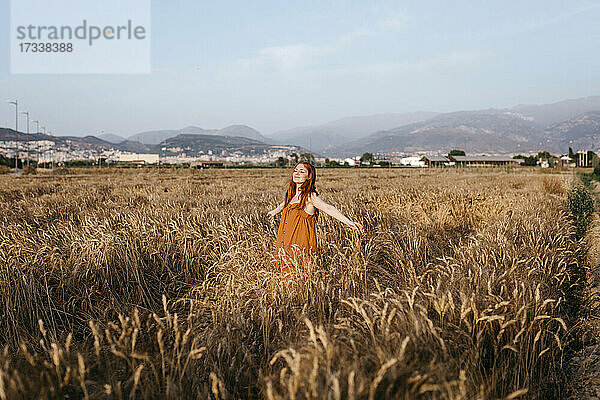 Frau im Weizenfeld stehend