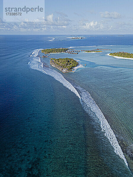 Malediven  Luftaufnahme der Insel Naladhu  umgeben vom blauen Wasser des Indischen Ozeans