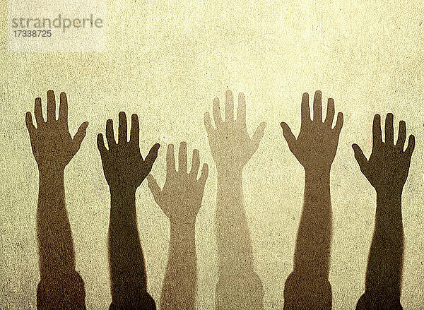 Reihe von erhobenen Händen
