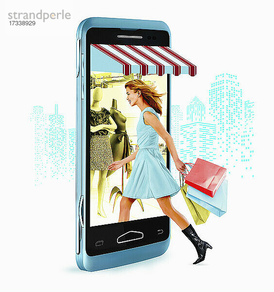 Junge Frau  die beim Einkaufsbummel ins Smartphone greift