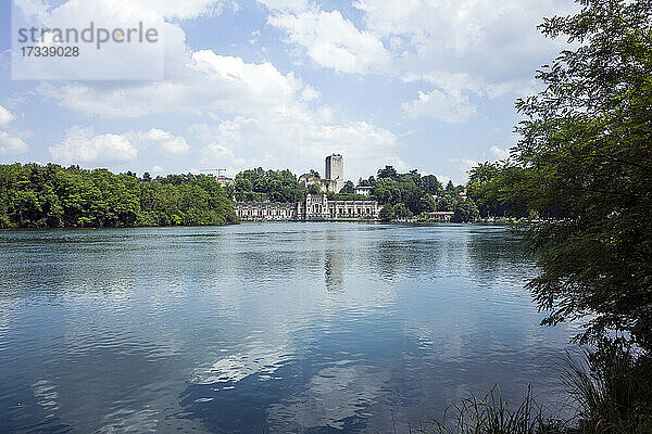 Italien  Lombardei  Trezzo sull'Adda  Fluss Adda und Centrale Idroelettrica Taccani