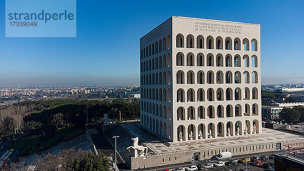 Europa Italien Rom  EUR-Viertel  Kolosseumsplatz  Palazzo della Civiltà del Lavoro  LVMH-Hauptquartier