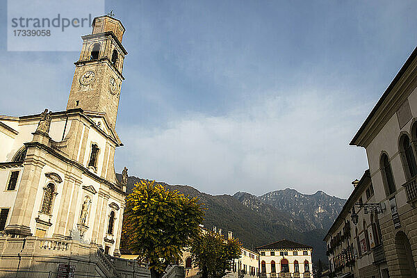 Italien  Venetien  Cison di Valmarino  Piazza Roma  Kirche Santa Maria Assunta