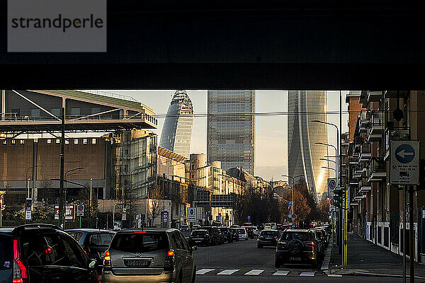 Italien  Lombardei  Mailand  Stadtteil Portello  im Hintergrund die Wolkenkratzer FieraMilanoCity und City Life