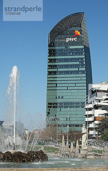 Europa  Italien  Lombardei  Mailand - Stadtleben  Stadtteil Tre Torri  Il Curvo: PWC-Turm (Arch. Daniel Libeskind)