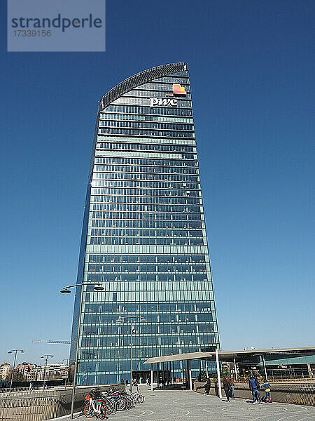 Europa  Italien  Lombardei  Mailand - Stadtleben  Stadtteil Tre Torri  Il Curvo: PWC-Turm (Arch. Daniel Libeskind)