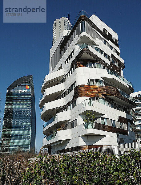 Europa  Italien  Lombardei  Mailand - Stadtleben  Stadtteil Tre Torri  Il Curvo: PWC-Turm (Arch. Daniel Libeskind)