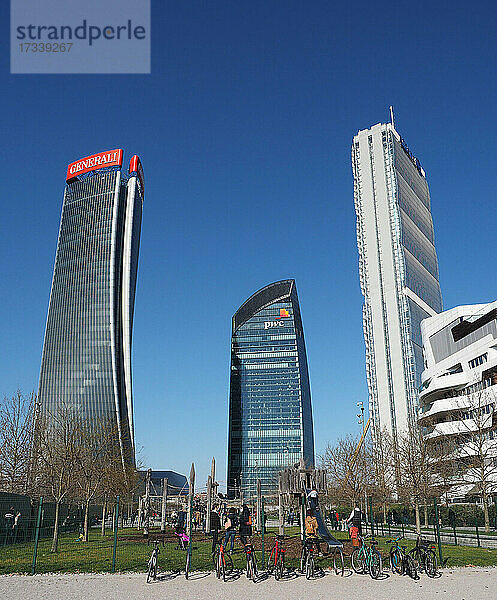 Europa  Italien  Lombardei  Mailand - Stadtleben  Stadtteil Tre Torri. Lo Storto Palast: Generali Tower (Architektin Zaha Hadid)  The Diritto: Allianz Tower (Arch. Arata Isozaki)  Il Curvo: PWC-Turm (Arch. Daniel Libeskind) Stadtleben