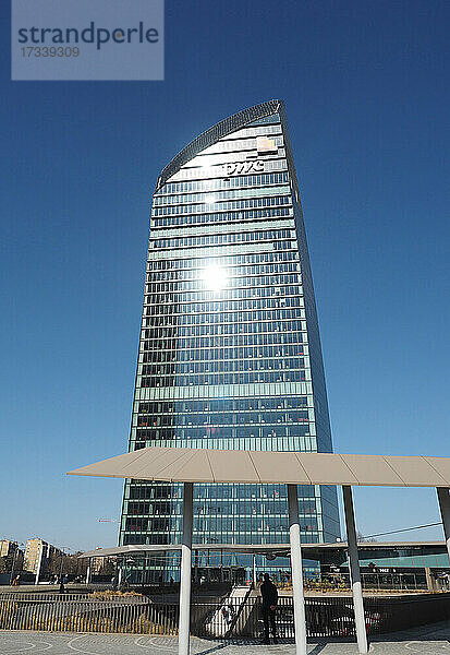 Europa  Italien  Lombardei  Mailand - Stadtleben  Stadtteil Tre Torri  Il Curvo: PWC-Turm (Arch. Daniel Libeskind)