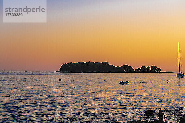 Kroatien  Istrien  Rovinj  Meer bei Sonnenuntergang