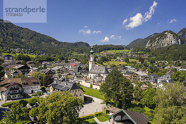 Österreich  Sankt Gilgen  Stadt mit Kirche und Bergen
