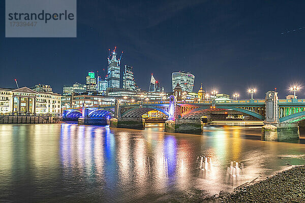 UK  London  Southwark Bridge und City of London bei Nacht