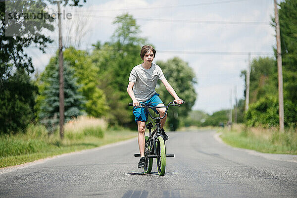 Kanada  Ontario  Kingston  Junge (14-15) fährt Fahrrad