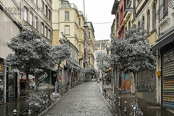 Türkei  Istanbul  Alte Straße mit Cafés und Geschäften im Winter