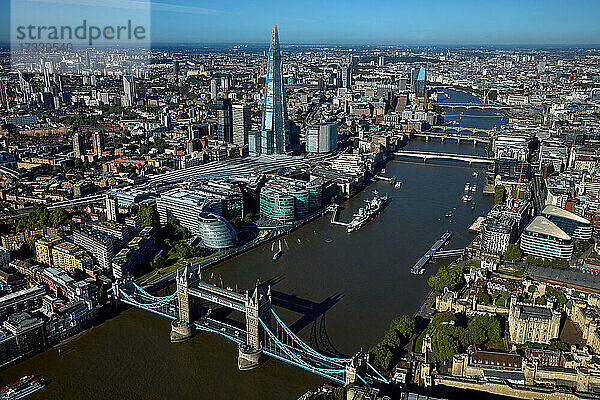 UK  London  Luftaufnahme der Stadtlandschaft und der Themse