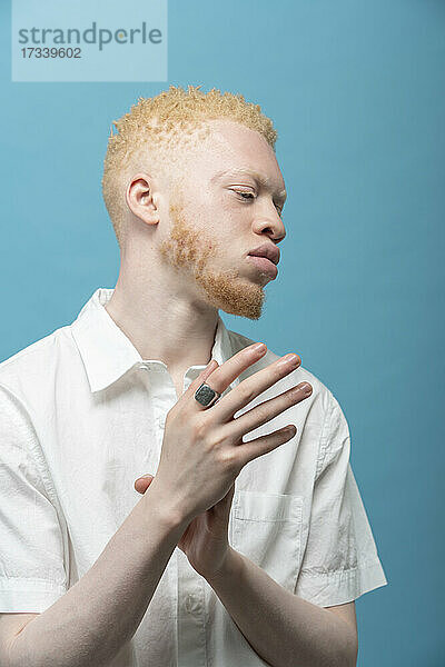 Studio-Porträt eines Albino-Mannes im weißen Hemd