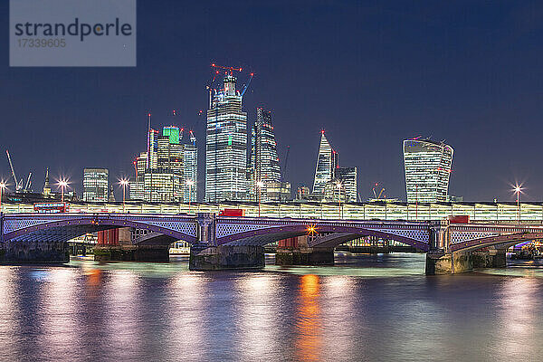 UK  London  Blackfriars Bridge und City of London bei Nacht