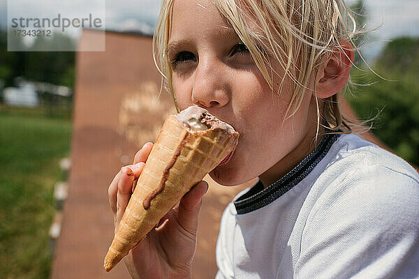 Kanada  Ontario  Kingston  Junge (8-9) isst Eiscreme